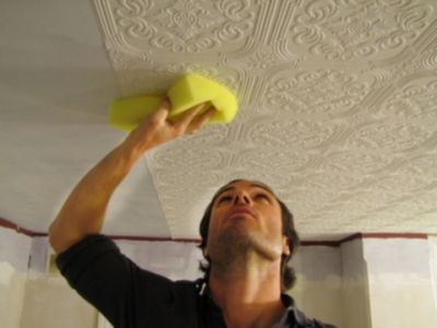 Как оклеить потолок обоями