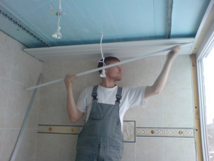 Перед тем, как установить реечный потолок, вы должны нарезать панели