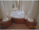 подиум для ванн и оформление мазайкой и колонны