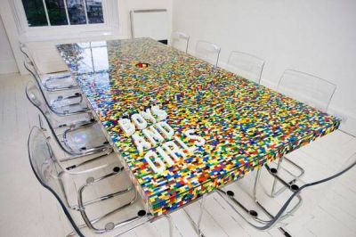 Стол из кубиков Лего