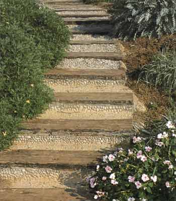 Садовая лестница из монолитного бетона или готовые ступени для крыльца