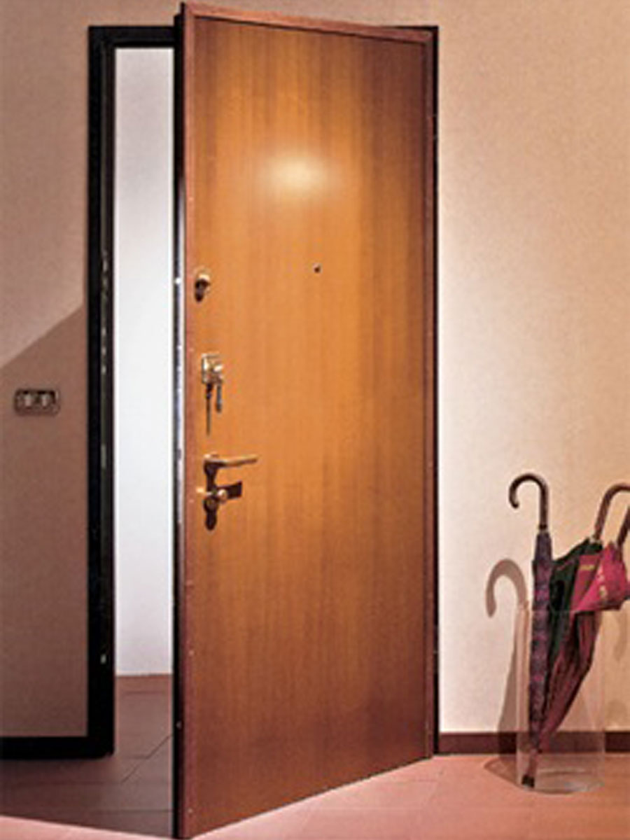 Дверь открывается внутрь квартиры. Входная дверь внутреннего открывания. Металлическая дверь открывающаяся во внутрь. Входная дверь открывающаяся во внутрь. Входная дверь открывается в квартиру.