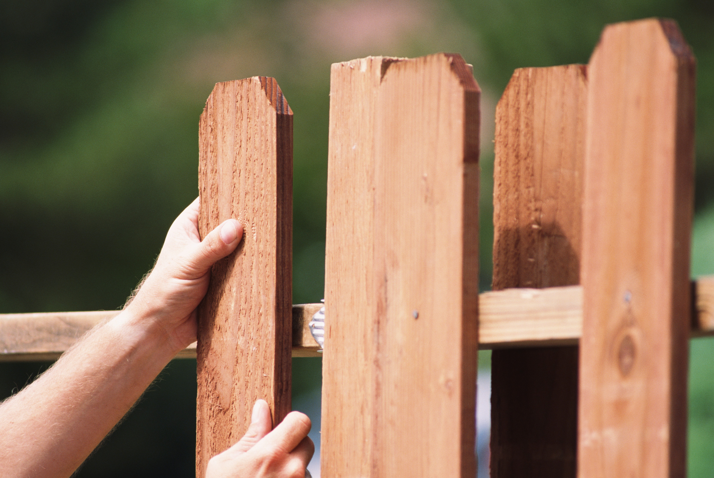 Как сделать забот. Деревянный забор. Крепление деревянного штакетника. Забор из деревянных досок. Крепления для деревянного забора.