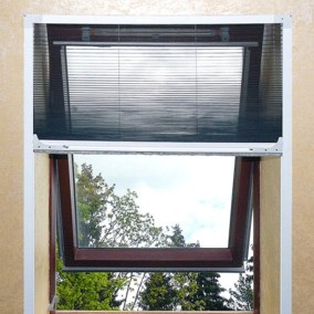 Мансардное окно и москитная сетка