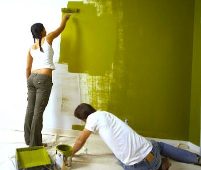 Как правильно наносить краску на стены